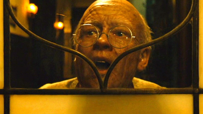 தி க்யூரியஸ் கேஸ் ஆஃப் பெஞ்சமின் பட்டனில் முதியவராக தோற்றமளிக்கும் குழந்தை பெஞ்சமின் பட்டனாக பிராட் பிட்