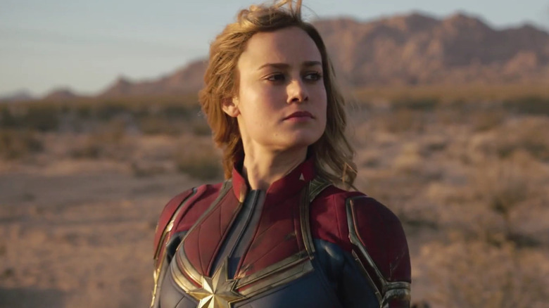 Captain Marvel (Brie Larson) fighting in the desert in Captain Marvel