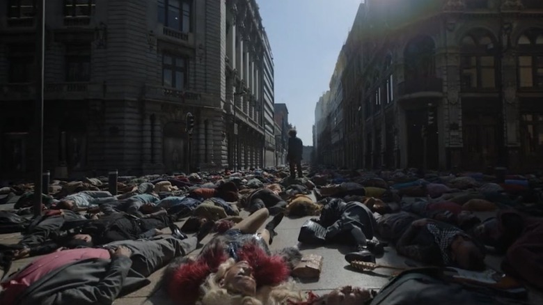 Daniel Giménez Cacho's Silverio stands in bodies on the street in Bardo