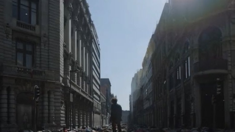 Daniel Giménez Cacho's Silverio stands in bodies on the street in Bardo