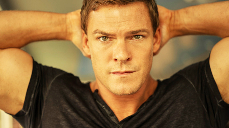 Alan Ritchson as Jack Reacher doing pushups