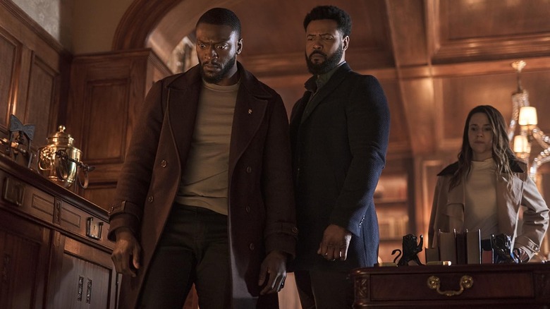 Aldis Hodge como Alex Cross investiga un crimen con su equipo en Cross