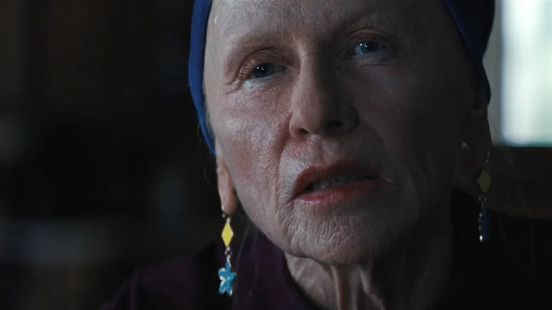 వెపన్స్‌లో మేకప్ లేకుండా అలెక్స్‌తో క్లోజప్‌లో మాట్లాడుతున్న గ్లాడీస్