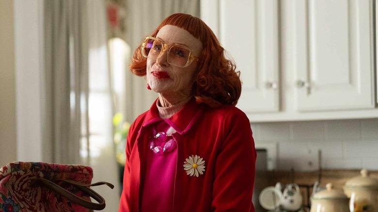 అత్త గ్లాడిస్ వంటగదిలో నిలబడి ఉంది 