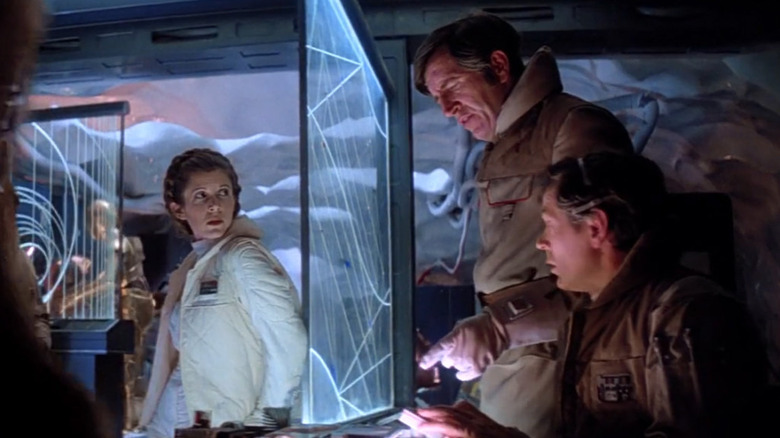 Princesa Leia e alguns generais rebeldes em uma base militar em Guerra nas Estrelas: The Empire Strikes de volta