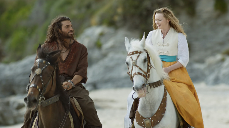 Can Yaman's Sandokan berijdt een paard naast Alanah Bloor's Lady Marianna Guillonk in Sandokan