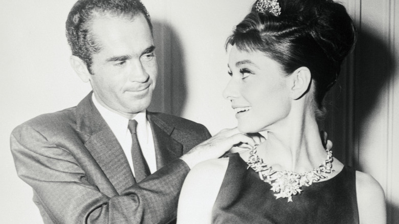 Audrey Hepburn wears yellow diamonds Tiffany in advertising for breakfast in Tiffany