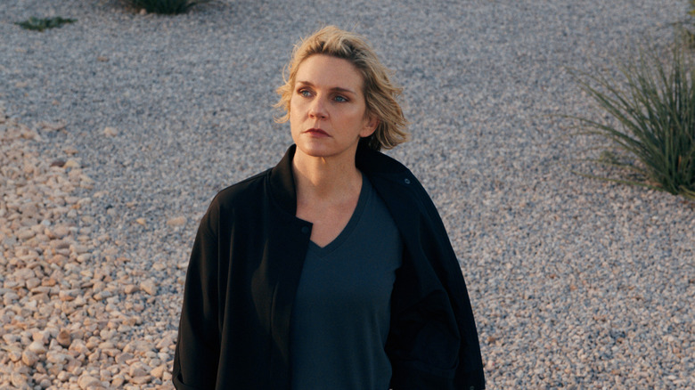 प्लुरिबसमध्ये बाहेर उभ्या असलेल्या कॅरोलचा फोटो