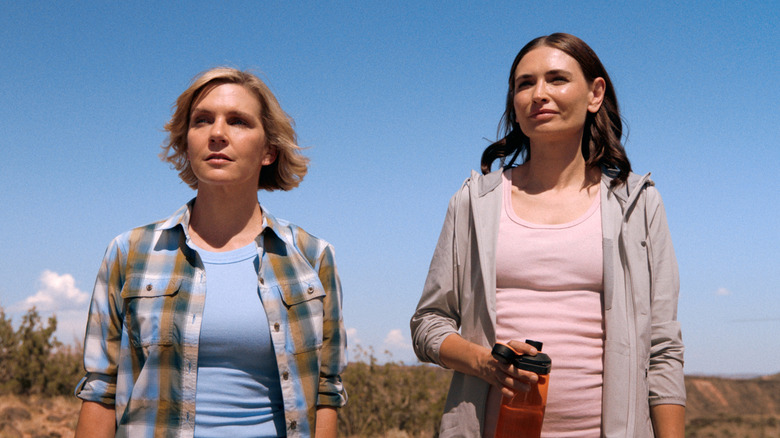 कॅरोल आणि झोसिया बाहेर प्लुरिबसमध्ये उभे आहेत