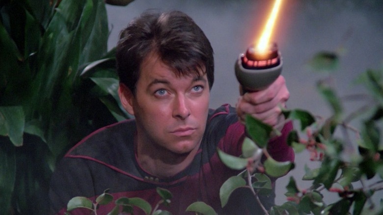 Riker schiet een faser uit enkele ficusplanten in Star Trek: The Next Generation