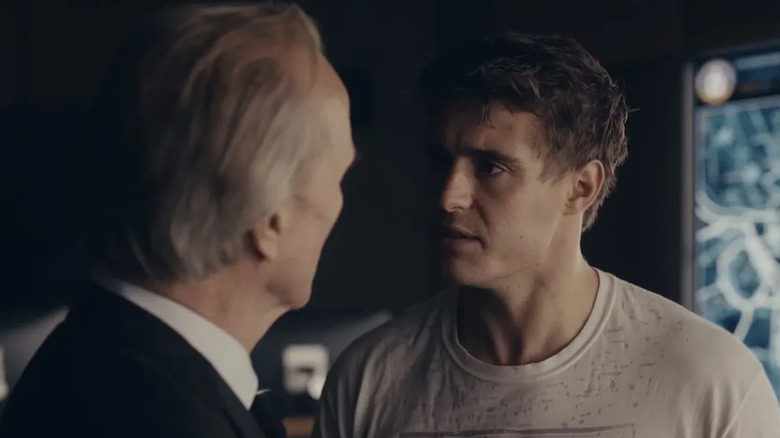 Joe Turner (Max Irons) conversando com Bob Pardidge (William Pain)