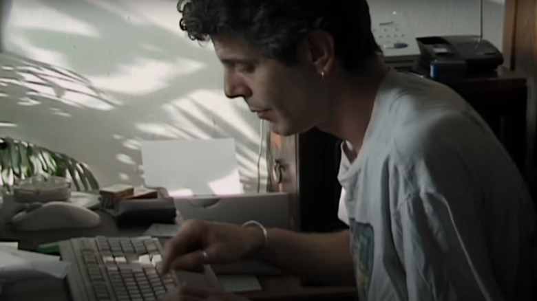Vendedor: 1 Sobre Anthony Bourdeain, Burdein Typhoon de um Burdain digitando um segredo. '