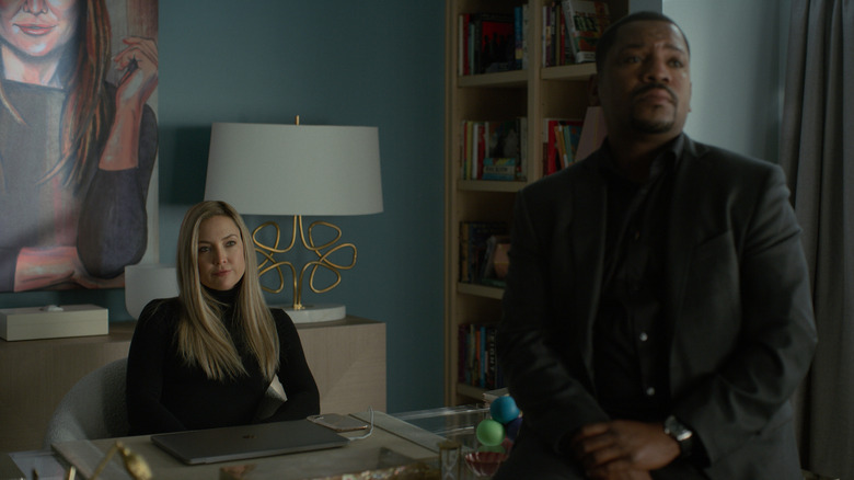 Kate Hudson sebagai Micah Keith duduk di belakang Mekhi Pfifer sebagai Markus Killebrew di Truth Be Told
