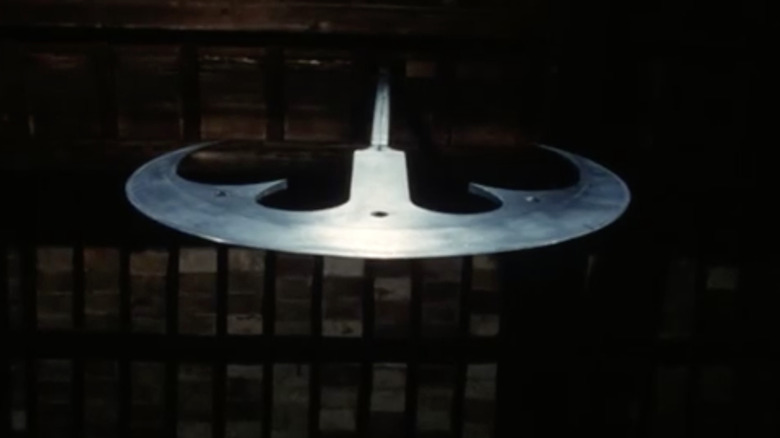 அன்டோனியோவாக ஜொனாதன் ஃபுல்லரின் வயிற்றில் ஊசல் காத்திருக்கிறது