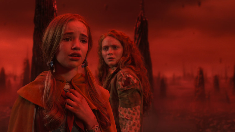 Holly en Max zijn verdwaald in Vecna's gedachten in Stranger Things