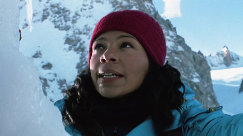 Sanaa Lathan as Alexa climbing a snowy mountain in Alien vs. Predator