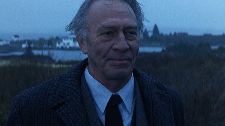 Christopher Plummer as Detective John Mackey standing outside in Dolores Claiborne