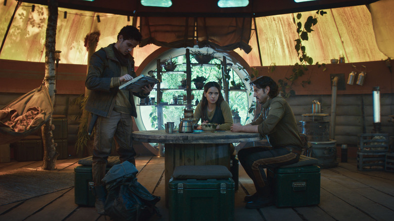 Moses Bhaier like Wilmon Pak, Adria Gonjona as Bix Calen, and Diego Luna as Cassian Andor Andor gathered a table to Andor