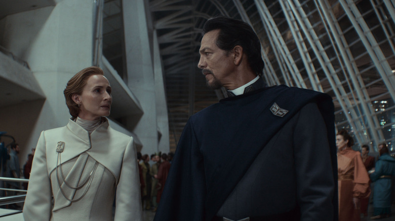 Mon Mothma menatap Bail Organa dengan tampilan yang mengkhawatirkan di Andor