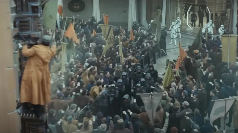 A crowd gathers peacefully in Ghorman to protest the Empire in Andor