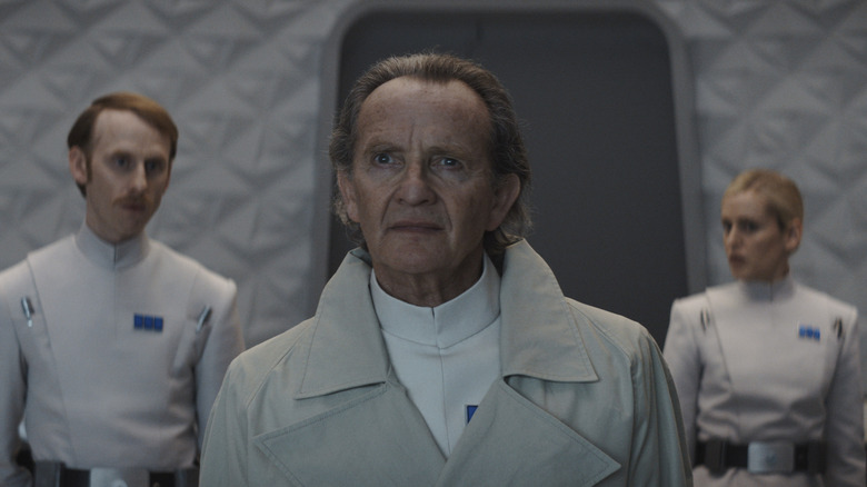 Robert Emms' Lonni Jung, Anton Lesser's Major Partagaz, and Denise Gough's Dedra Meero planning their strategy on Andor