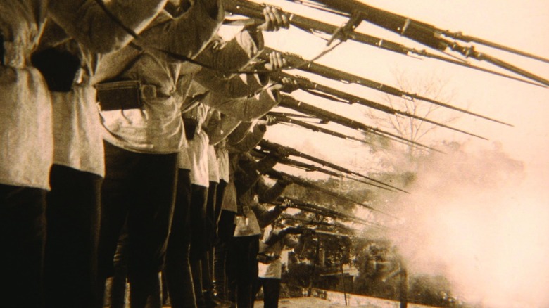 Soldados disparando as etapas de Odessa no Battleship Potemkin