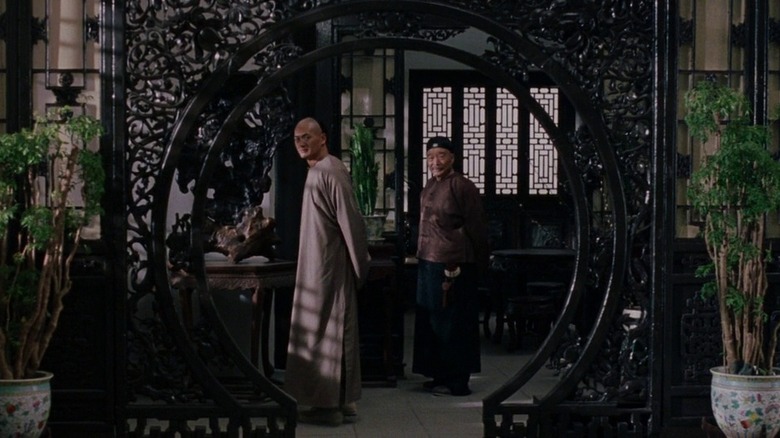 Li Mu Bai (Chow Yun-Fat) in Crouching Tiger Hidden Dragon standing in archway