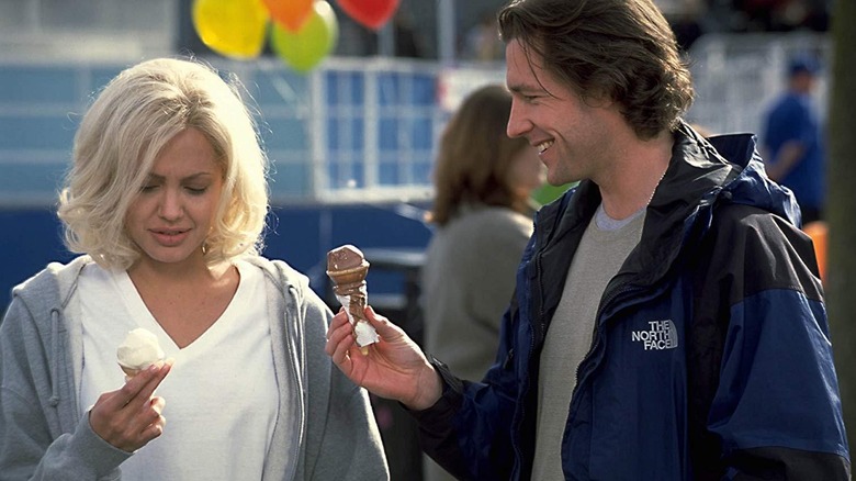 Angelina Jolie as Lanie Kerrigan and Edward burns like Pete Scanlon holding ice cones in life or something like that