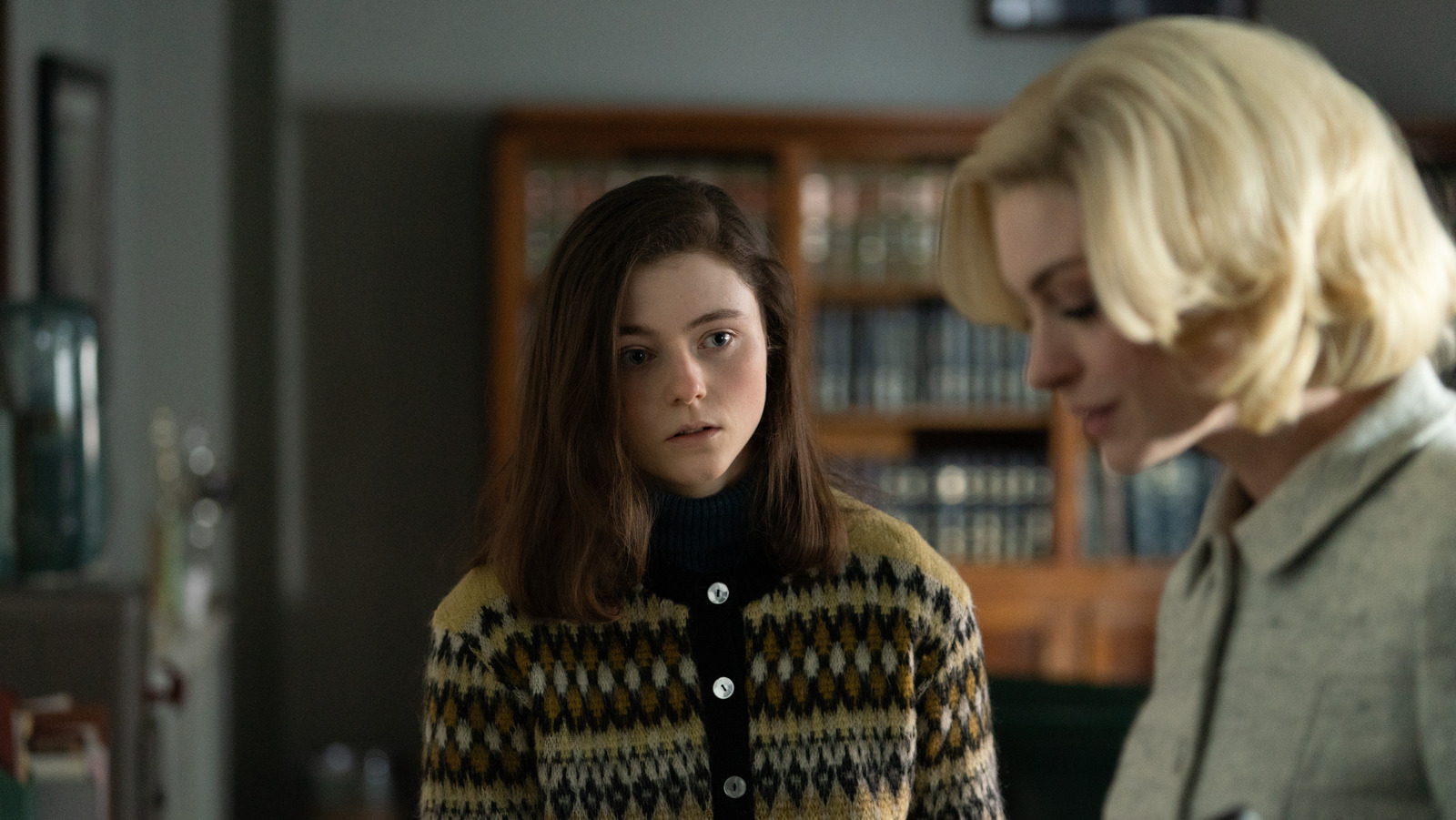 Eileen Stars Thomasin McKenzie & Anne Hathaway On The Movie's Unusual