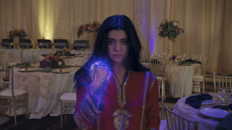 மிஸ். மார்வெலில் கமலா கானாக இமான் வெல்லானி தனது முஷ்டியை உயர்த்துகிறார்