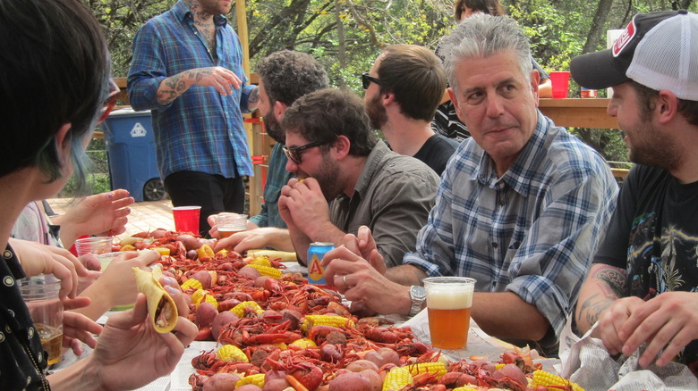 Anthony Bourdain: sem reservas, Bourdain em uma mesa ao ar livre em Austin, Texas