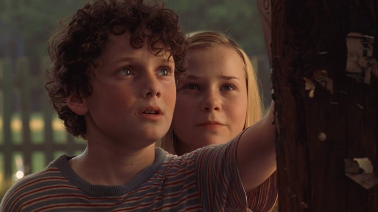Bobby Garfield examines a telephone pole with his friend Carol in Hearts in Atlantis