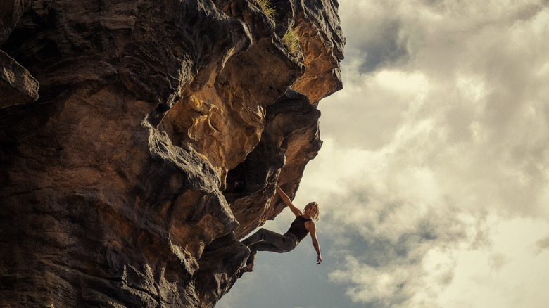 சாஷா அபெக்ஸில் ஒரு குன்றின் மீது ஏறுகிறார்