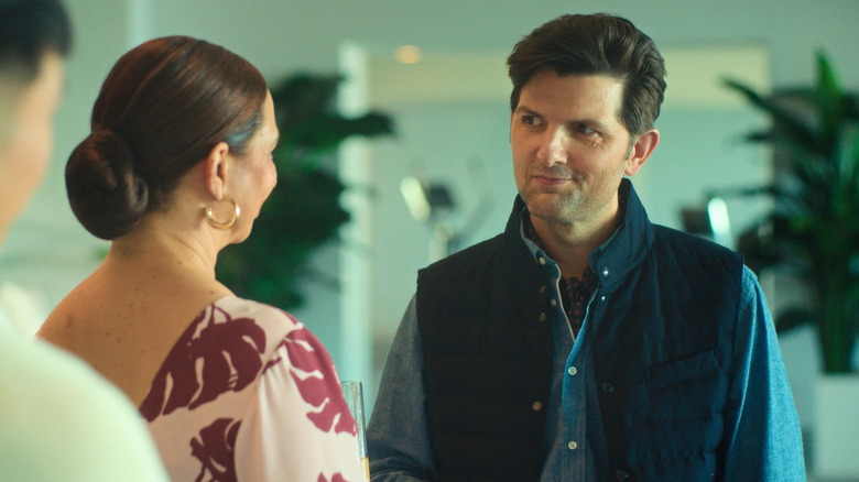 ஜான் நோவக் லூட்டில் கவர்ச்சியாகப் பார்க்கிறார்