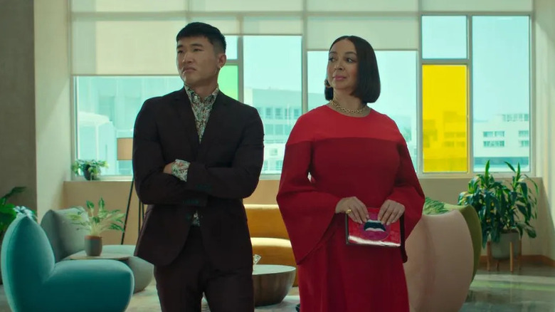 லூட்டில் ஒரு ஆடம்பரமான வாழ்க்கை அறையில் நிக்கோலஸ் மற்றும் மோலி