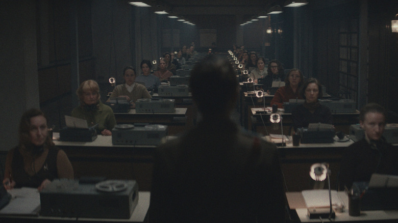 ஸ்டார் சிட்டியில் மற்றவர்களை உளவு பார்ப்பவர்கள் நிறைந்த கேஜிபி கண்காணிப்பு அறை