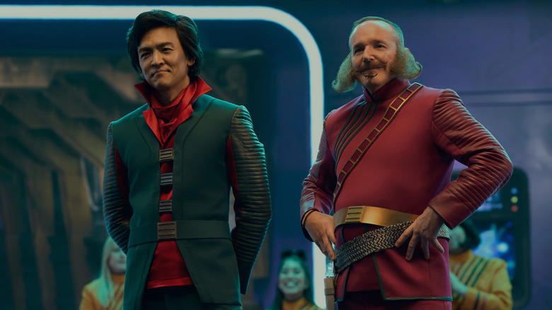 John Cho als kapitein Hossein en Clark Gregg als luitenant Kullervv in The Rise and Fall of Sanctuary Moon op Murderbot