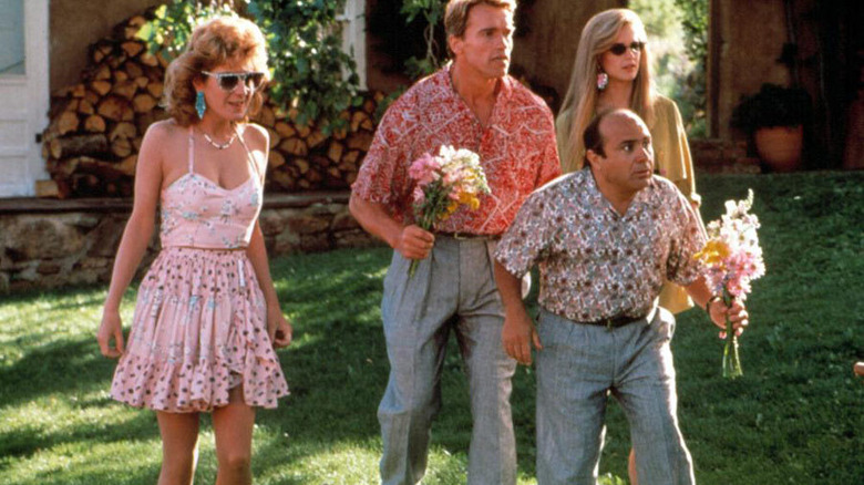 Julius, Vincent en hun respectievelijke vriendinnen op een grasveld in Twins