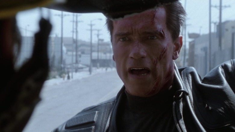 ఆర్నాల్డ్ స్క్వార్జెనెగర్ యొక్క టెర్మినేటర్ టెర్మినటో 3 రైజ్ ఆఫ్ ది మెషీన్స్‌లో అగ్నిమాపక ట్రక్ యొక్క విండ్‌షీల్డ్ నుండి చూస్తుంది