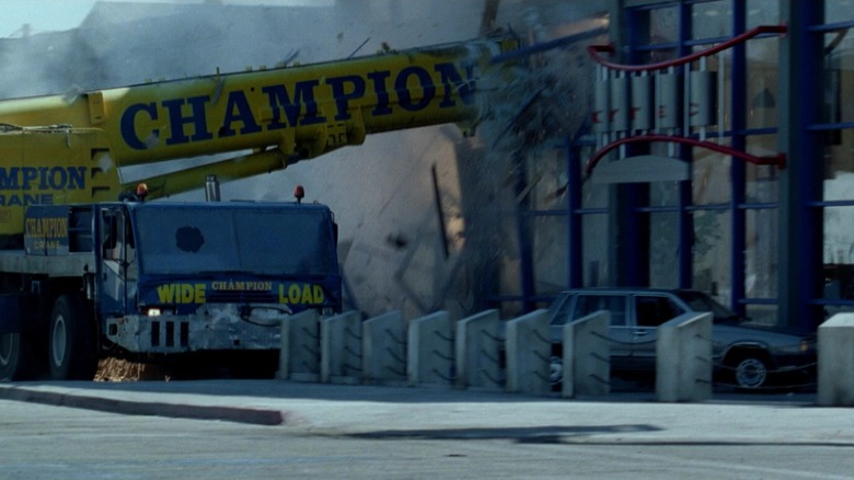 టెర్మినేటర్ 3: రైజ్ ఆఫ్ ది మెషీన్స్‌లో ఒక మొబైల్ క్రేన్ చేయి గాజు దుకాణం ముందరిని పగులగొట్టింది