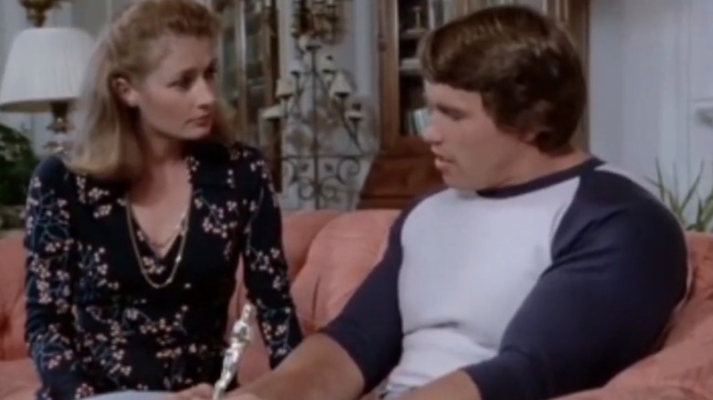 Josef Schmidt d'Arnold Schwarzenegger est assis aux côtés de Judith Winters de Diana Muldaur dans les rues de San Francisco