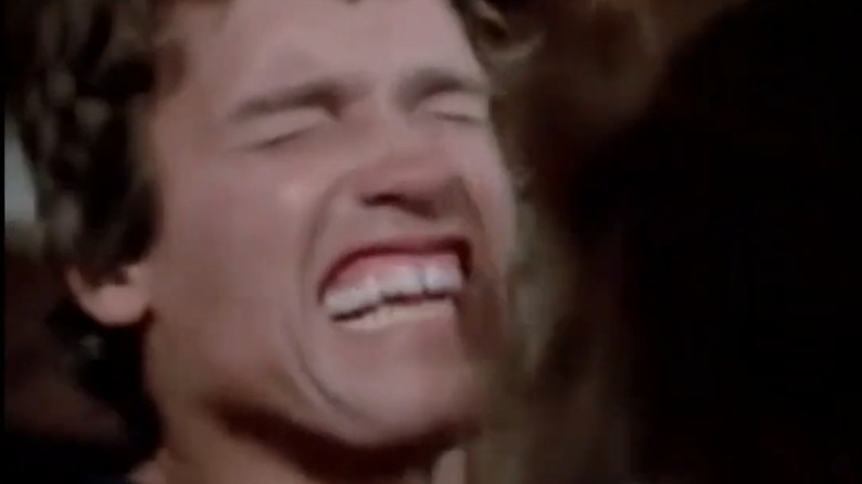 Josef Schmidt d'Arnold Schwarzenegger serre les dents en secouant une femme dans les rues de San Francisco