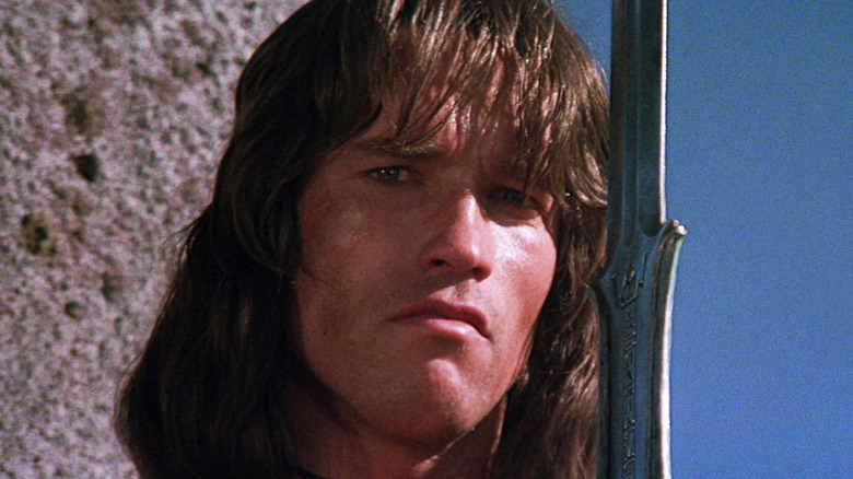 Conan d'Arnold Schwarzenegger est vu en gros plan dans Conan le barbare