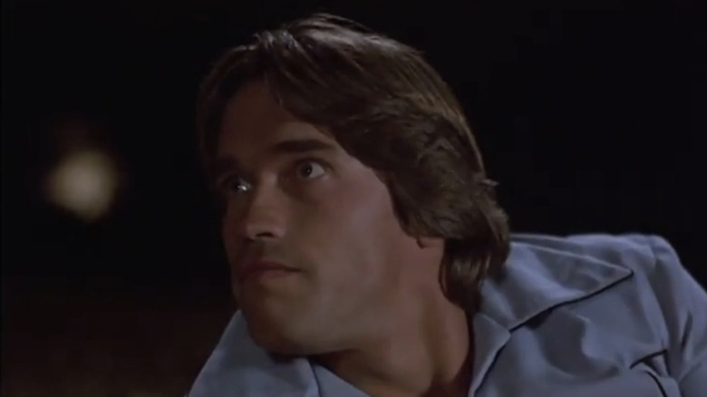 அழகான அந்நியராக அர்னால்ட் ஸ்வார்ஸ்னேக்கர் தி வில்லனில் நெருக்கமாகக் காணப்படுகிறார்