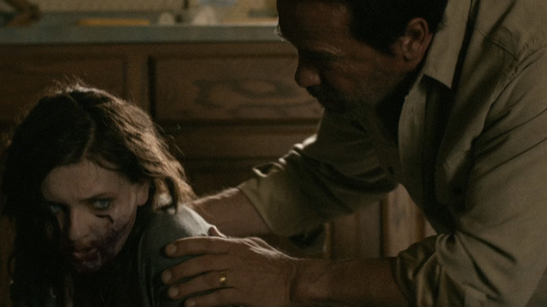 அர்னால்ட் ஸ்வார்ஸ்னேக்கரின் வேட் வோகல் மேகியில் பின்வாங்கும்போது அபிகாயில் ப்ரெஸ்லினின் மார்குரைட் வோகலை அடைகிறார்