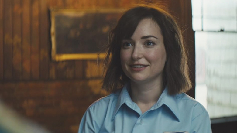 வீர்வொல்வ்ஸ் விதினில் கேமராவில் இருந்து யாரோ ஒருவரைப் பார்த்து சிசிலி வீட்டிற்குள் சிரிக்கிறார்