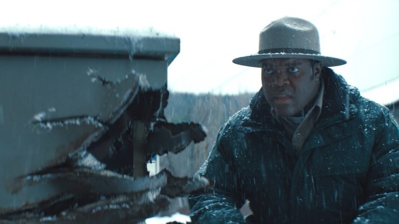 வேர்வொல்வ்ஸ் வினினில் கிழிந்த குப்பைத்தொட்டியை ஃபின் பார்க்கிறார்