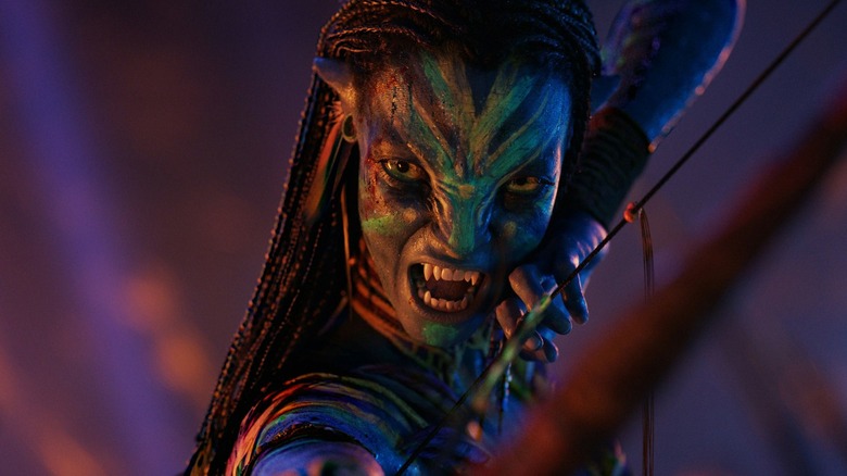 Zoe Saldana's Neytiri holding back her bow and arrow in Avatar: Fire and Ash