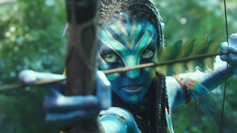 Neytiri pulling back her bow and arrow in Avatar