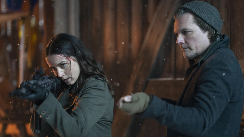 Len Wiseman mimicking Ana de Armas as she holds up a weapon on set of Ballerina